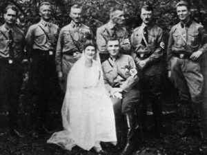 Manželky nacistů - Adolf Hitler na svatbě Martina Bormanna I LCC