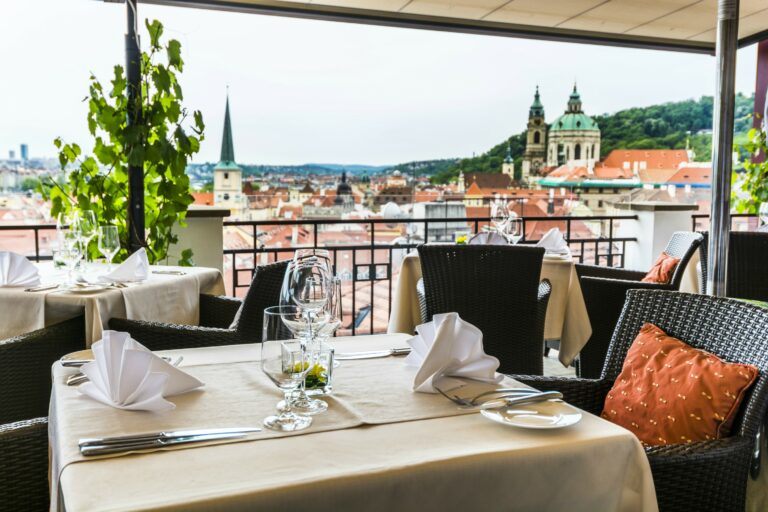 Nejražší restaurace v Praze - Terasa u Zlaté studně nabízí krásné výhledy I Terasa u Zlaté studně