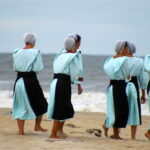 Amišské ženy na pláži I Wikipedia