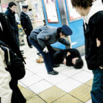 Spící japonský opilec buzený Policií I Lee Chapman