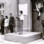 Čeští politici: Mladý pionýr v 70. letech dvacátého století před příslušníky SNB I LCC